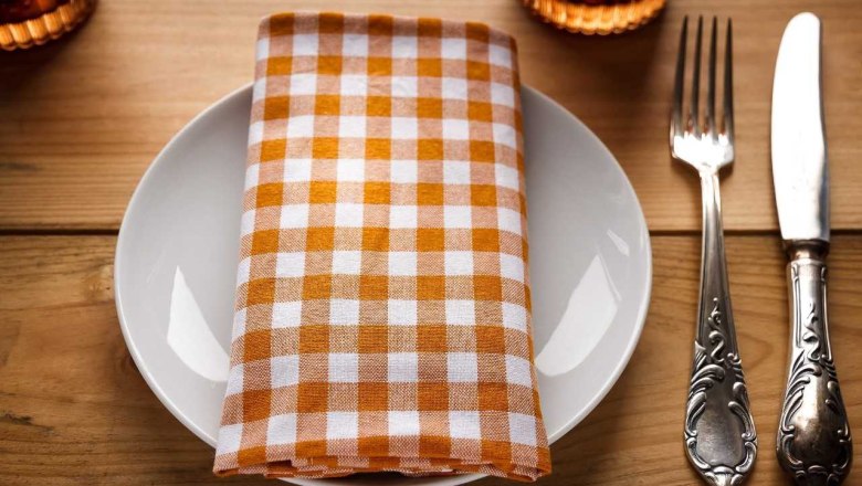 tdr napkin cutlery, © Pixabay A laid table with an orange and white checkered napkin on a plate and cutlery next to it.