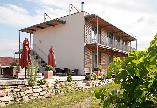 Exterior view with garden, © Weinresidenz Sonnleitner Modern building with terrace and garden in the foreground.