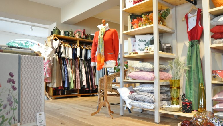 VOLKSKULTUR - Craftsmanship of the regions, © Volkskultur Niederösterreich. Interior view of a store selling traditional clothing and home textiles.