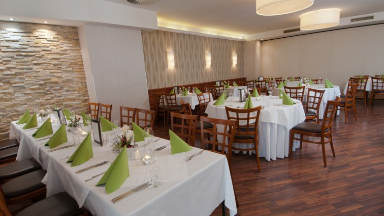 City Hotel Restaurant, © © Markus Jung, MJM Photography Elegant restaurant with laid tables and green napkins.