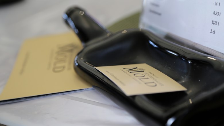 Winery Erwin & Christa Fichtenbauer-Mold, © Waldviertel Tourismus_Theresia Steinkellner Stand Close-up of a black ceramic jar with a Mold winery business card on it.