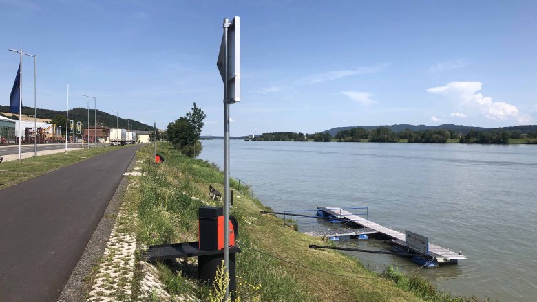 Jetty Wachauerhof Marbach, © Donau NÖ Tourismus Jetty on the banks of the Danube in Marbach, surrounded by green countryside and blue skies.