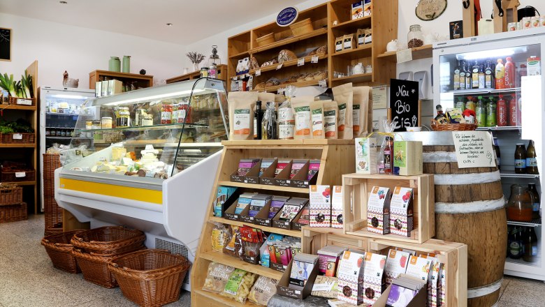Gsunds Eck in Traismauer, © Evelyn Hochsteger Interior view of a small store with shelves full of organic products and a refrigerated counter with cheese.