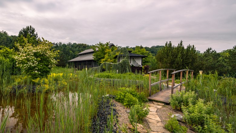Hotel & Spa Linsberg Asia, © Niederösterreich Werbung / Maximilian Pawlikowsky Asian-inspired building with garden and pond.