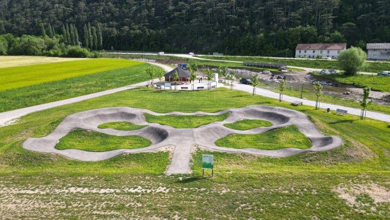 Pump track Fahrafeld, © Patrick Vogl Pump track in the Fahrafeld retention basin