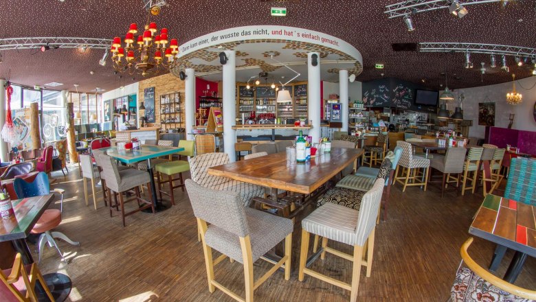 2Stone Hipper interior, © 2stein_Kastner new media Interior of a stylish café with wooden furniture and decorative elements.