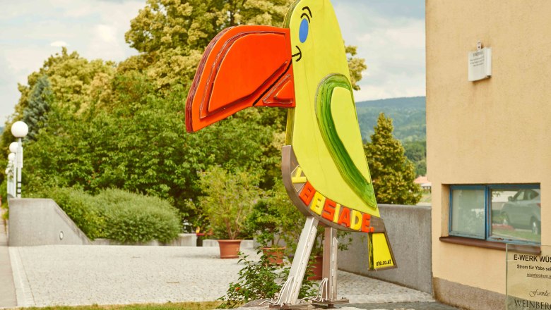 Joker Ybbs, © Klaus Engelmayer Colorful parrot statue in an urban environment.