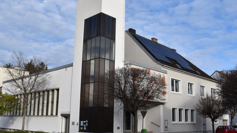 Trinity Church Korneuburg, © Franz Errath Modern church with a white façade and solar panels on the roof.