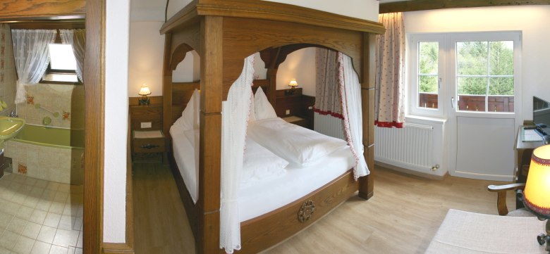 Apartment 4, © Marianne Gschaider Cozy bedroom with four-poster bed and adjoining bathroom.