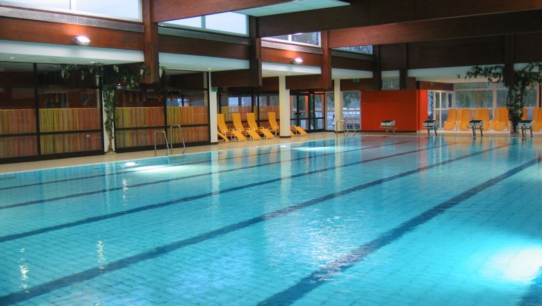 Sports pool, Stockerau recreation center, © Stadtgemeinde Stockerau Interior view of a swimming pool with empty deckchairs at the edge of the pool.