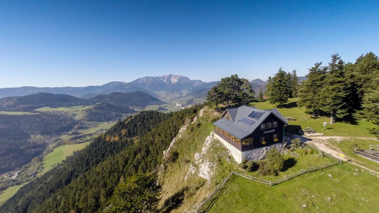 Terrain hut, © Wiener Alpen, Foto: Franz Zwickl Hut on a hill with mountain landscape in the background.