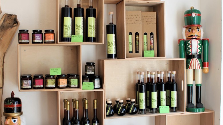 All kinds of products at Nusseum Krummnußbaum, © Johann Peham Shelf with nut products and nutcrackers in the Nusseum Krummnußbaum.
