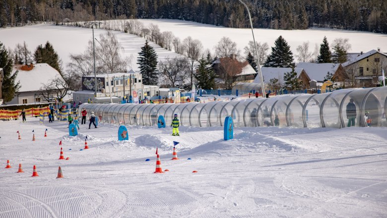 Ski school in St. Corona am Wechsel, © Skischule SEISER-PFLUG am Wechsel Ski school in St. Corona am Wechsel with children on the piste and conveyor belt.