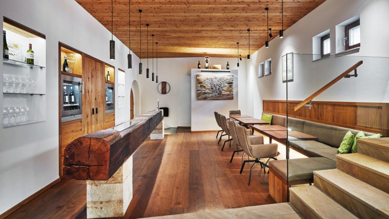 Wine lounge, © Andreas Hofer Modern wine lounge with wooden elements and seating area.