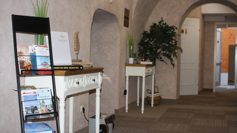 Stand with information material in the entrance area, © Mediterraneo Ybbs Stand with information material in the entrance area, © Mediterraneo Ybbs