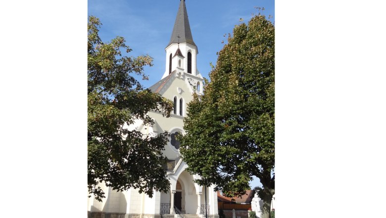 Dobermannsdorf church, © Herbert Nowohradsky Church in Dobermannsdorf with trees in the foreground.