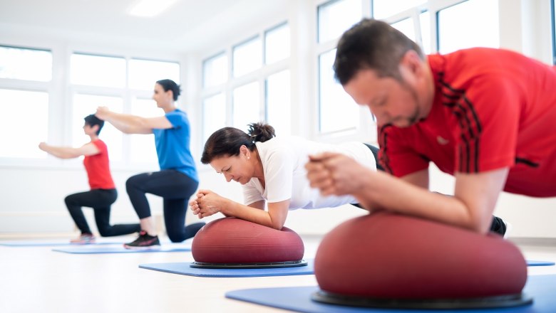 Strength and sensorimotor training, © Moorheilbad Harbach People doing strength and sensorimotor training on mats.