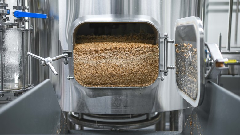 braustall_brewday, © Hofbrauerei Braustall_Georg Schwameis Open brewing kettle with leftover grain in a brewery.