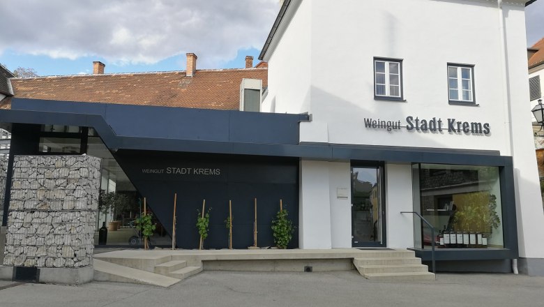 Winery Stadt Krems exterior view, © Roman Zöchlinger Exterior view of the Stadt Krems winery with modern and traditional parts of the building.