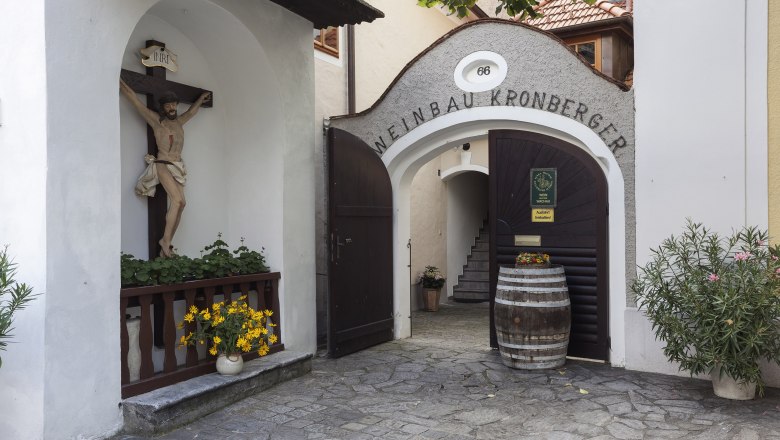 Entrance area to the Kronberger Karl winery, © Monika Loeff Entrance area to the Kronberger Karl winery, © Monika Loeff