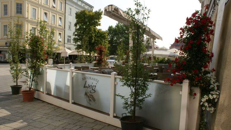 Ristorante Luigi, © Wiener Alpen/Katrin Zeleny Outdoor area of Ristorante Luigi with plants and seating.