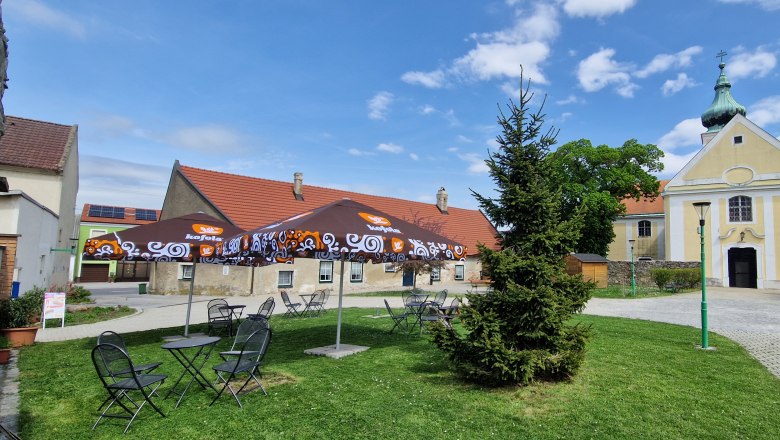WunderBar Wolfsthal Garden, © WunderBar WunderBar Wolfsthal garden with tables, armchairs and parasols