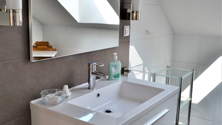 Bathroom, © Gluschitz-Goebel Modern bathroom with washbasin, mirror and skylight.