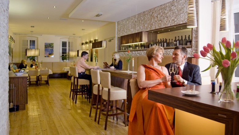 Restaurant - The Residence, © Die Residenz, Margit Zulehner An elegant restaurant with couples tables and a bar.