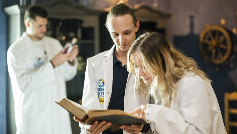 TDR-EscapeRoomHdD, © Land Niederösterreich Klaus Ranger 3 people in research coats search for the solution