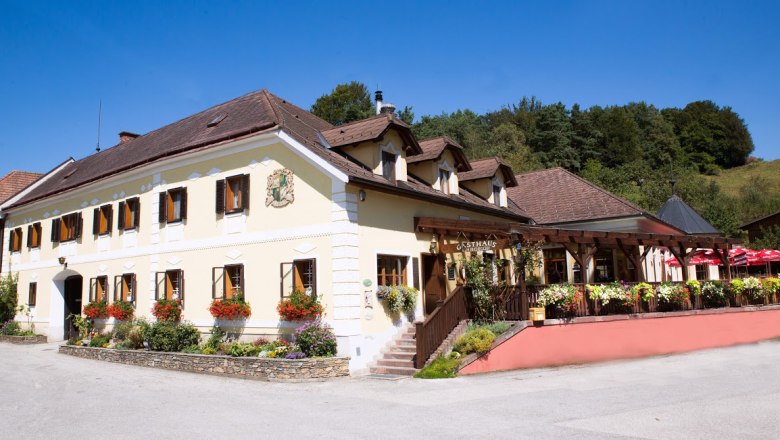 House view, © Gasthaus Buchegger, Foto Buchergger Traditional inn with yellow facade, many windows and terrace.