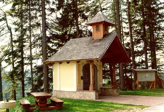 St. Wolfgang Chapel in Gresten-Land, © zVg Gemeinde Gresten-Land Small chapel in the forest with wooden table and bench next to it.