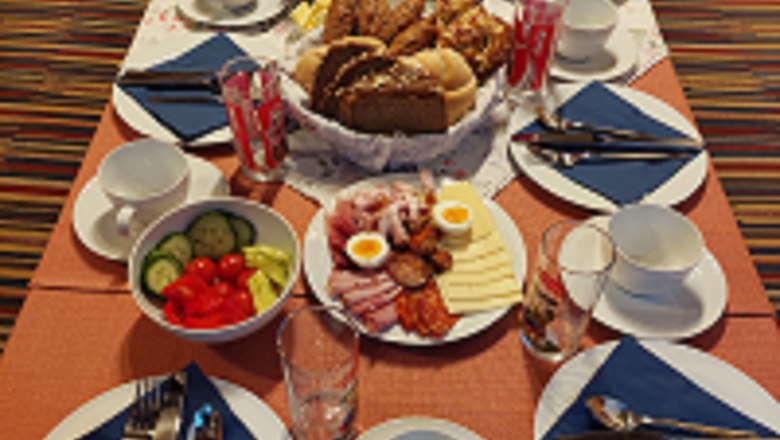 TDR-Pension Welserhof, © Bartfai Breakfast table with crockery, bread, cold cuts and vegetables.
