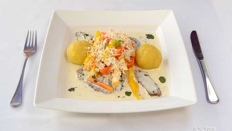 Krenn's horseradish meat, © Johann Frank A plate of horseradish meat, potatoes and vegetables in a cream sauce.
