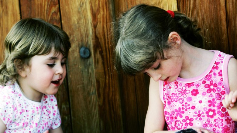 Vacation on the farm Weistrach, © Mostviertel Tourismus/Weinfranz.at Two children sit in front of a wooden wall and stroke a rabbit.