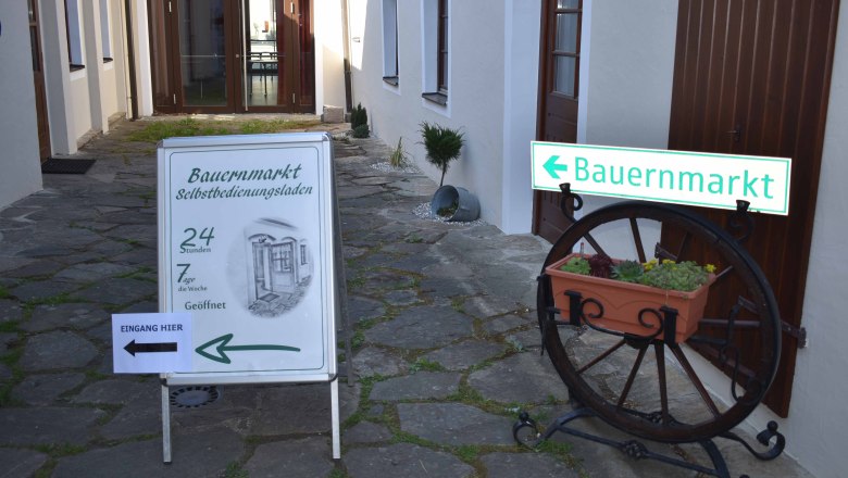 Entrance to the farm store in Maria Laach, © Auer Milchhof Entrance to the farm store in Maria Laach, © Auer Milchhof