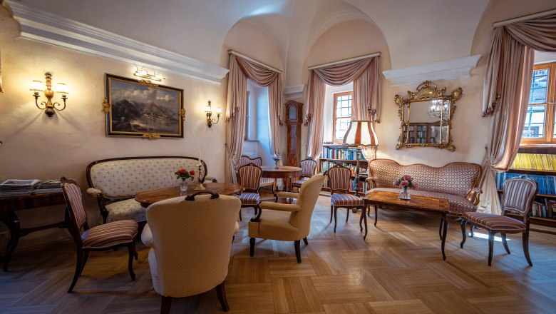 Hotel Schloss Dürnstein, © Niederösterreich Werbung / Maximilian Pawlikowsky Elegant salon in Hotel Schloss Dürnstein with antique furniture, paintings and books.
