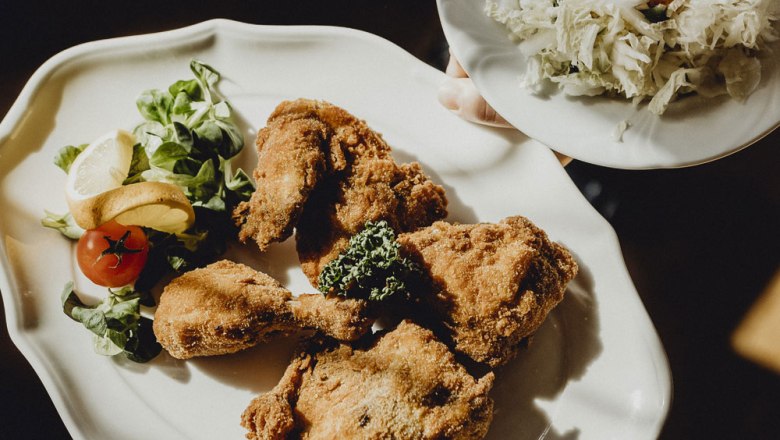 Fried chicken, © Niederösterreich Werbung/Sophie Menegaldo A plate with breaded fried chicken, salad and lemon.
