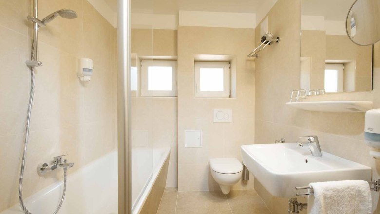 Bad Hotel Kaiser Franz Josef, © Hotel Kaiser Franz Josef Modern bathroom with bathtub, washbasin and toilet.