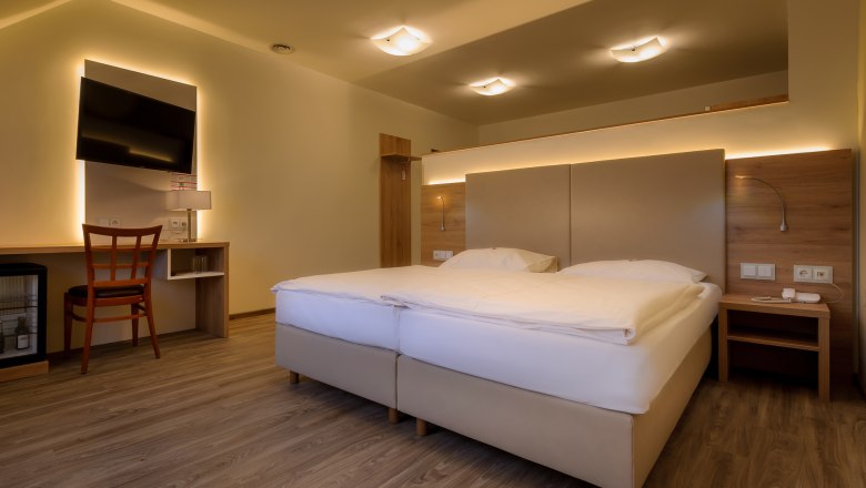 City Hotel double room, © Markus Jung, MJM Photography Modern hotel room with double bed, desk, chair and TV.