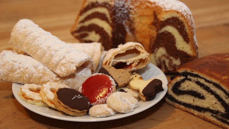 Delicious pastries, © Josef Popp Various types of pastries on a plate, including cookies, strudel and marble cake.