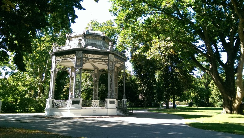Pavilion in Krems city park, © Roman Zöchlinger A decorative pavilion in the city park of Krems, surrounded by green trees and a walkway.