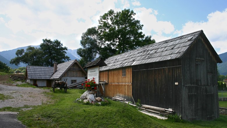 Schneeberger saw, © Steindy, CC BY-SA 2.0 DE Traditional wooden buildings with mountains in the background.