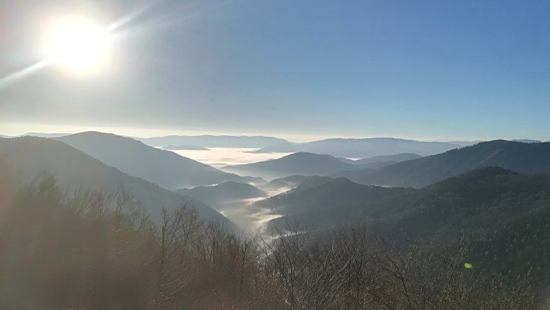 From the Enzianhütte on the Kieneck, © Stefanie Rysavi View from a mountain of mist-covered valleys and hills under a bright blue sky with sunshine.