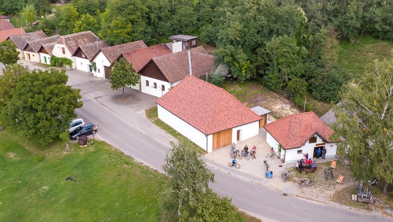 Cellar wellness area Jetzelsdorf, © Initiative Pulkautal / Mödl Aerial view of Jetzelsdorf with traditional buildings and people on bicycles.