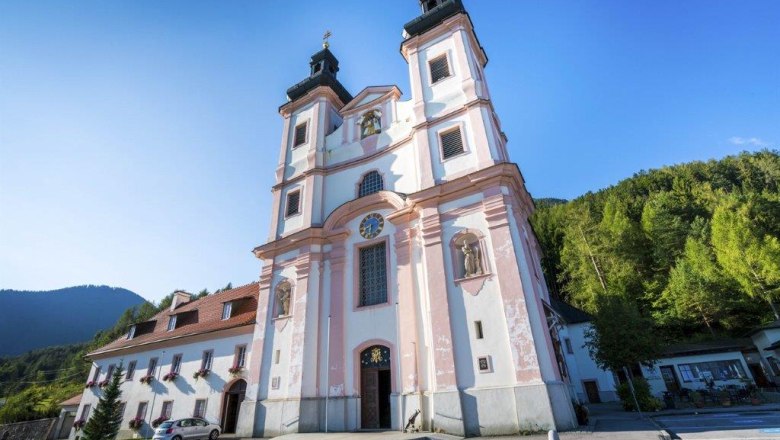 Maria Schutz pilgrimage church, © Fam. Auer GmbH Maria Schutz pilgrimage church with blue sky and green trees in the background.