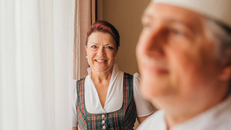 Waldviertel gourmet cuisine, © Niederösterreich Werbung/Daniela Führer A woman in traditional dress stands next to a cook in a white uniform.