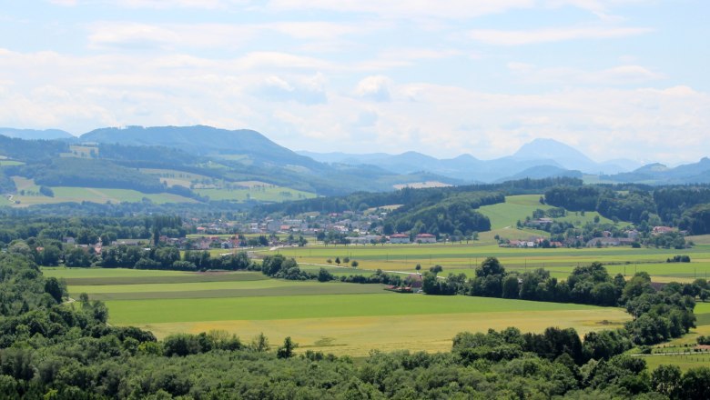 Wine castle, © Gemeinde Weinburg Panorama of a green landscape with hills, fields and a river.