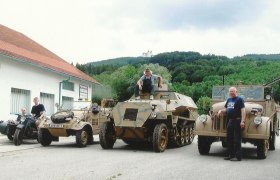 Sonntagberg Military Museum, © Harald Werner Military vehicles in front of a building with a hill in the background.