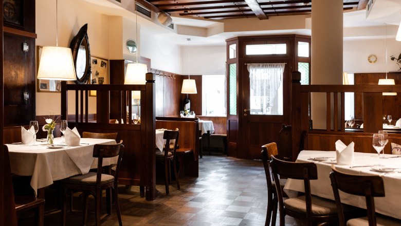 Refreshments in Stockerau, © Niederösterreich Werbung/Martina Siebenhandl Cozy restaurant with wooden furniture and laid tables.