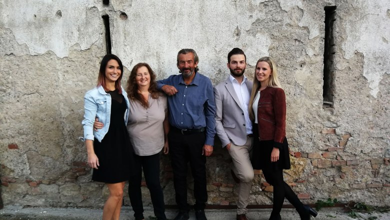 The Gisperg family from left to right: Petra, Erika, Johann, Johann, Maria, © Weingut Johann Gisperg The Gisperg family from left to right: Petra, Erika, Johann, Johann, Maria, © Weingut Johann Gisperg